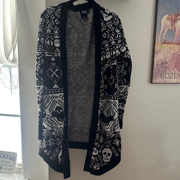 Chic Skull Black and White Patterned Women's Cardigan - Picture 2 of 5